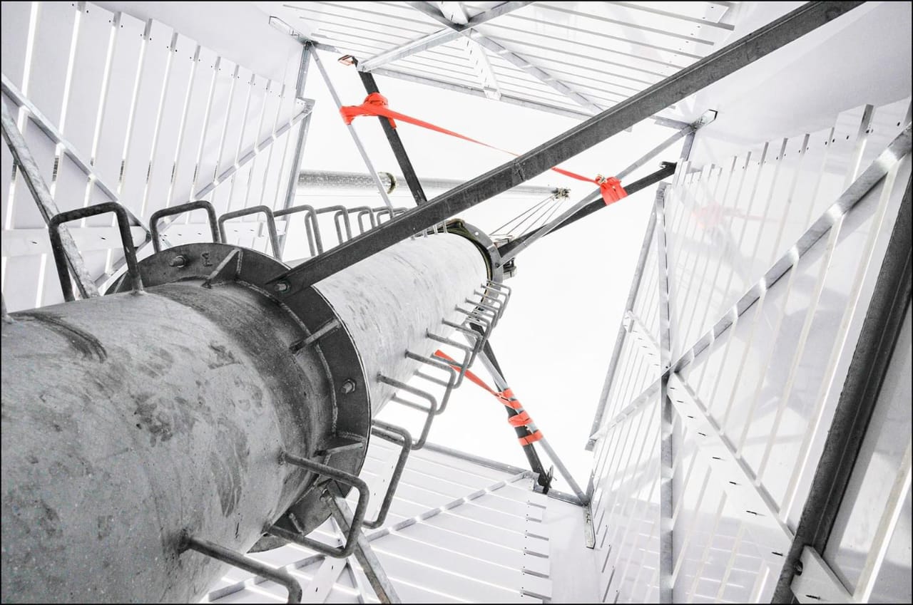 Grue mobile sur un site industriel au crépuscule